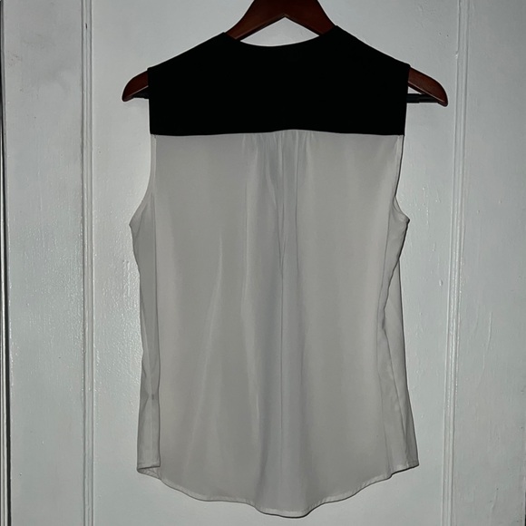 Calvin Klein Sleeveless White and Black Blouse with Mandarin Collar - Picture 4 of 6